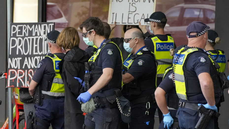 DRAMA U AUSTRALIJI! Novak izašao iz smeštaja, policija se sukobila sa srpskim navijačima!