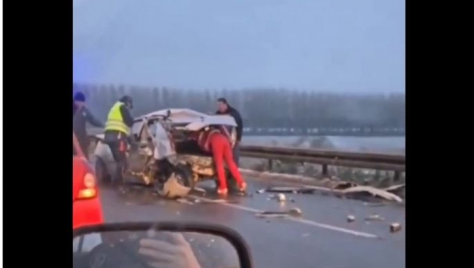 DETALJI SAOBRAĆAJNE NESREĆE NA PUPINOVOM MOSTU Policajac pokušava da dođe do povređenih, doktorka im pomaže kroz gepek (VIDEO)