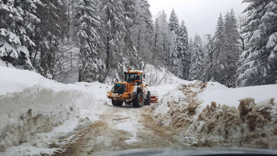 SRBIJA OKOVANA SNEGOM: U Ivanjici skoro POLA METRA belog pokrivača, mećava traje više od 10 SATI (FOTO)