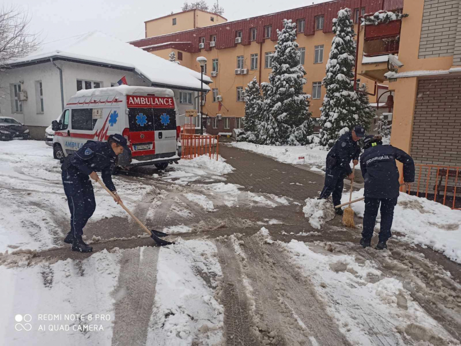 POLICIJA NA NOVOM ZADATKU Velika pomoć građanima Beograda u čišćenju snega