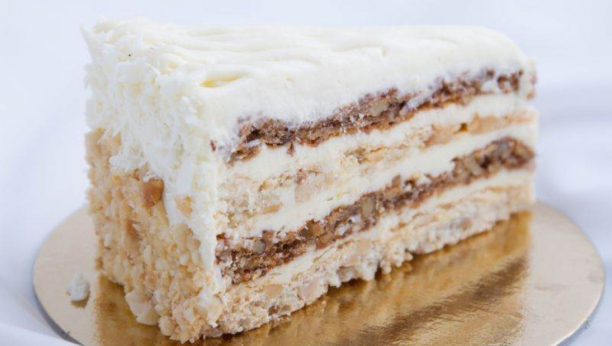 BOGATA KREMASTA POSLASTICA Domaća Milka torta za kojom su svi poludeli