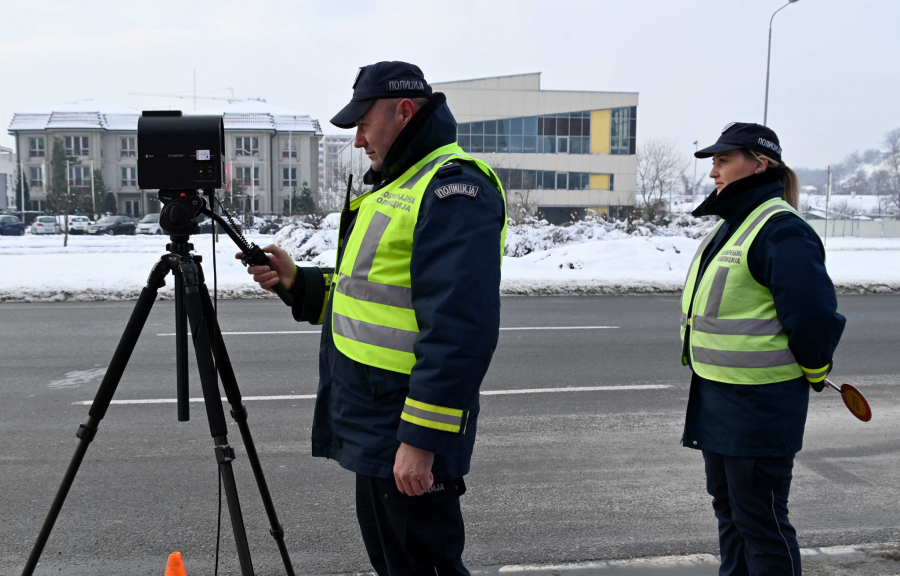 MLADI MASOVNO GINU NA PUTEVIMA SRBIJE Pojačana KONTROLA saobraćaja, a za kršenje ovih pravila slede velike kazne!