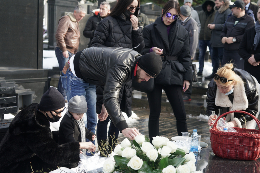 RAŽNATOVIĆI POŠTUJU OBIČAJE! Ovo nose svake godine na Arkanov grob!