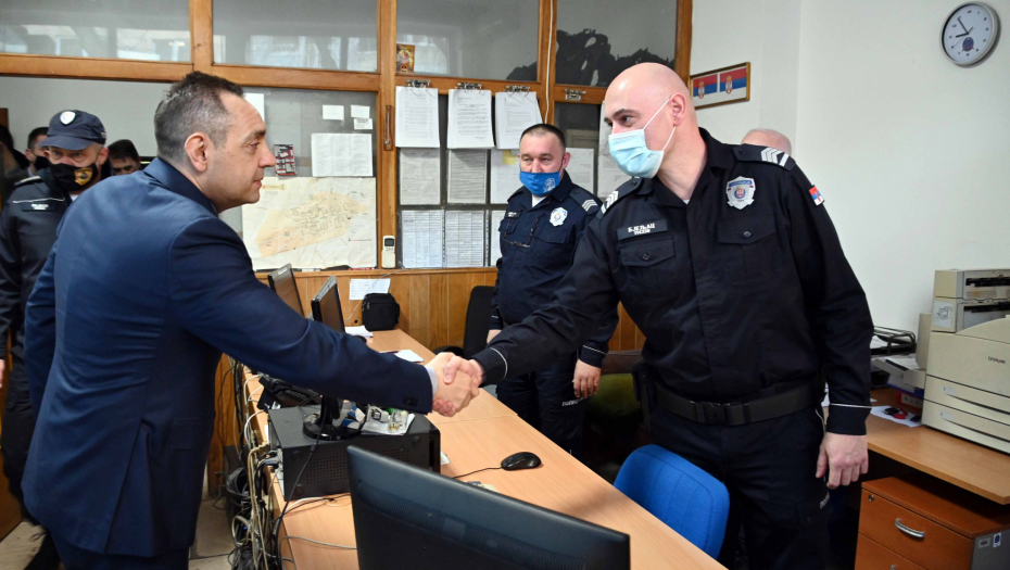 MINISTAR VULIN OBIŠAO POLICIJSKU UPRAVU U KIKINDI Za srpsku policiju ne postoji krupan i sitan kriminal, hoću da se obični ljudi osećaju sigurno