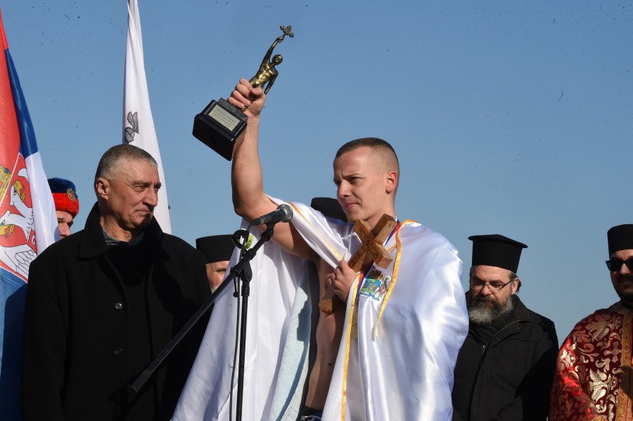 BOGOJAVLJENSKO PLIVANJE ZA ČASNI KRST Pobednik je Đorđe Lukić (23), pripadnik policijske brigade (FOTO/VIDEO)