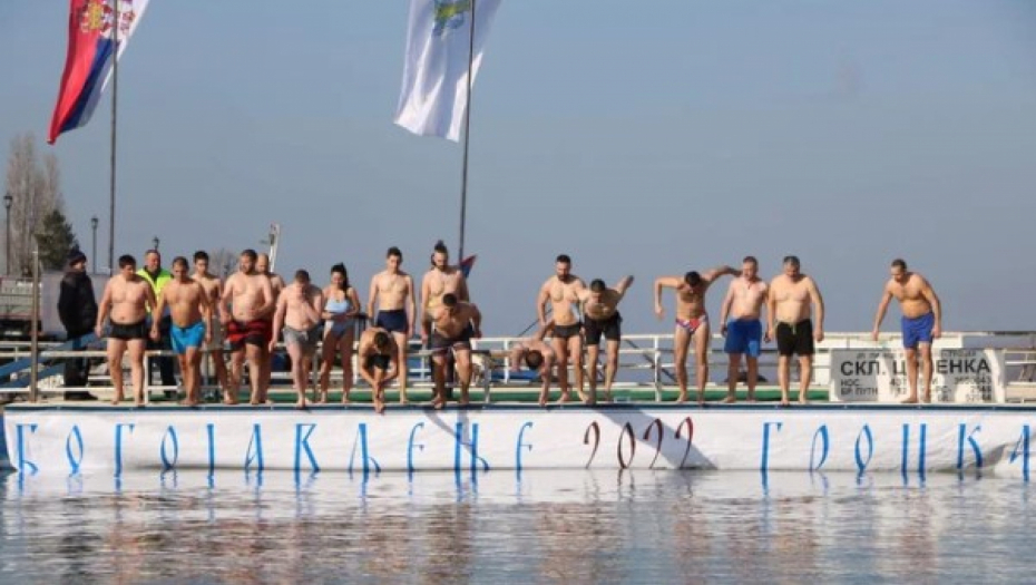 ODRŽANO TRADICIONALNO BOGOJAVLJENSKO PLIVANJE U GROCKOJ Zlatni krst je osvojio Uroš, a najmlađi plivač je dobio POSEBNU nagradu