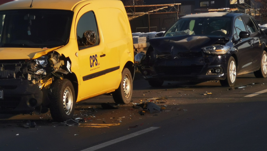 OZBILJAN UDES NA OBILAZNICI KOD ČAČKA Probao da pređe ulicu, pa se u njega ZAKUCALA dva automobila!