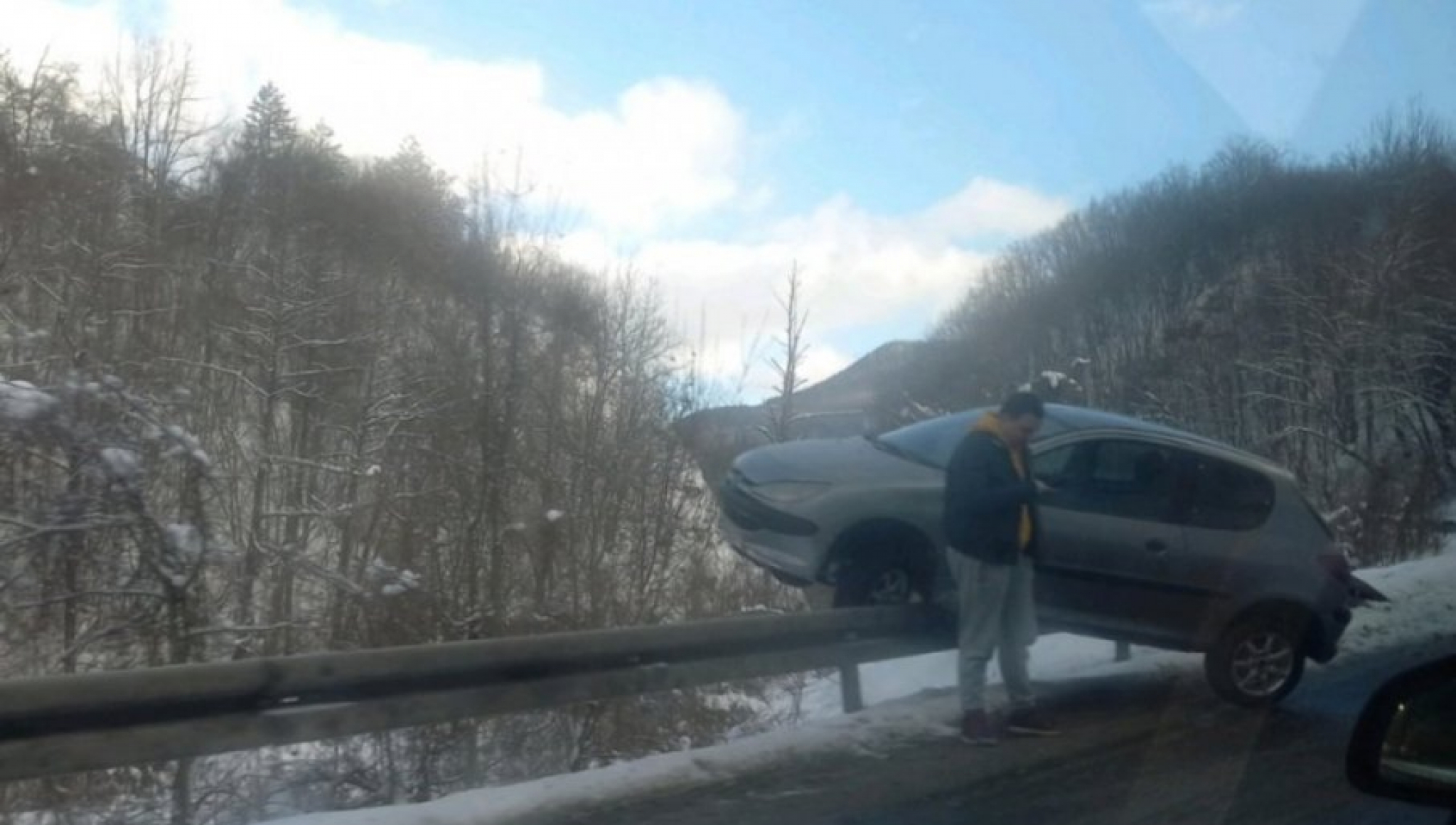 VOZIO PO SNEGU S LETNJIM GUMAMA, ZAVRŠIO NA BANKINI Pogledajte scenu sa lica mesta nesvakidašnjeg udesa kod Nove Varoši (FOTO)