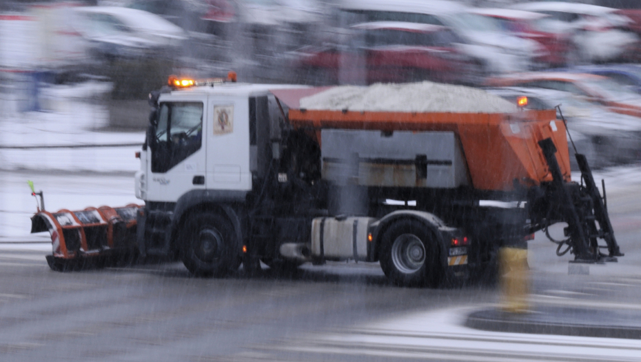 UPOZORENJE ZA VOZAČE Prilagodite brzinu uslovima