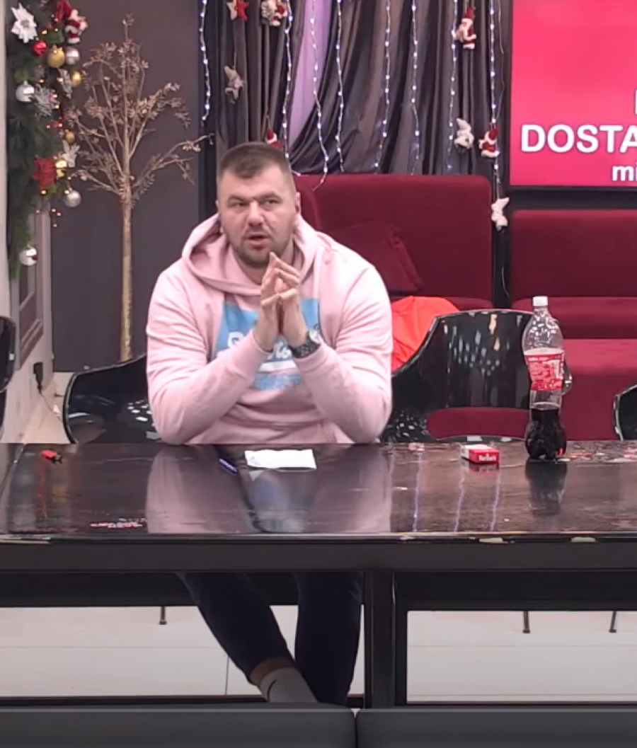 IDEŠ POGREŠNIM PUTEM! Janjuša izjeda ljubomora što je Aleks spremila večeru Dejanu, a onda je potkačio i Cara zbog Maje i Čorbe!