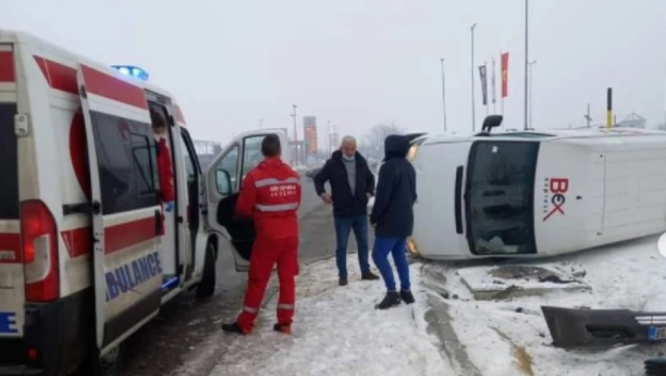 SAOBRAĆAJNA NESREĆA U JAGODINI Jedno vozilo se prevrnulo u sudaru kombija i automobila (FOTO)