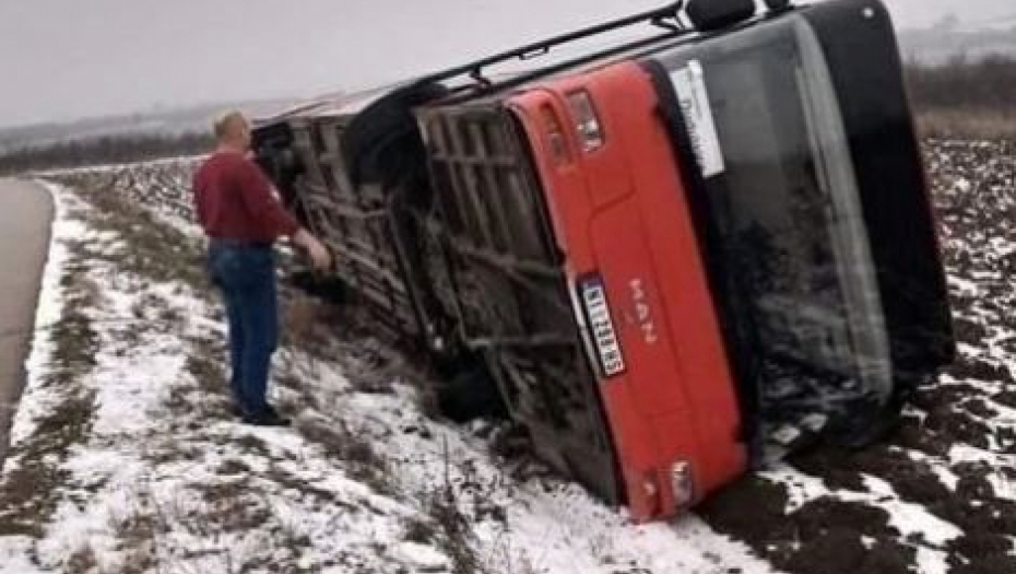 PREVRNUO SE AUTOBUS KOD MEROŠINE: Vozač izgubio kontrolu, srećom nije bilo poređenih