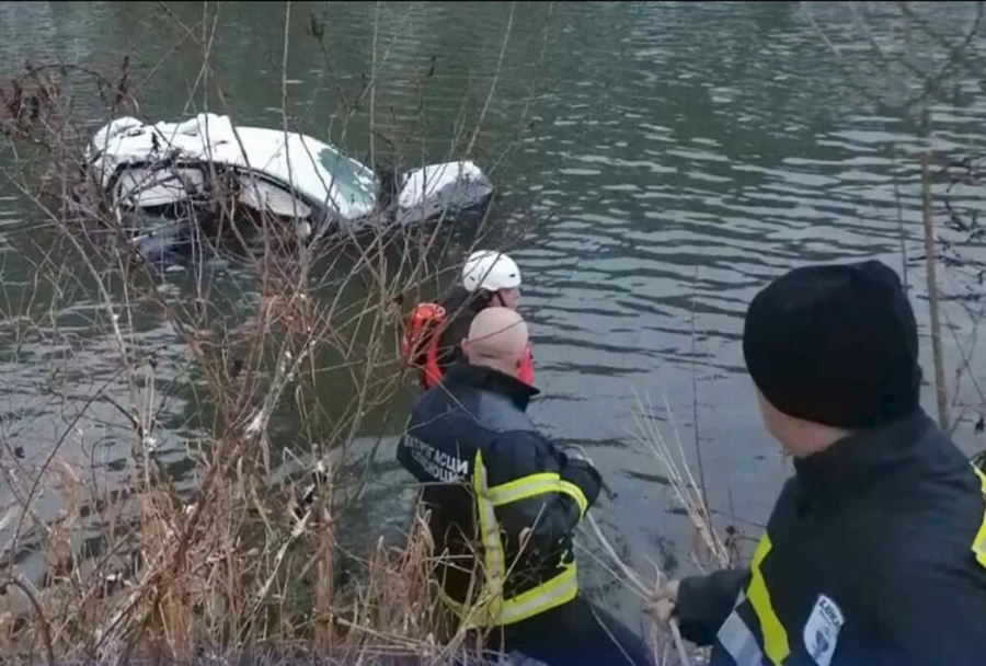 DEVOJKA S PROBNOM DOZVOLOM VOZILA AUTO KOJI JE SLETEO U MORAVU Prvi rezultati uviđaja saobraćajne nesreće kod Vladičinog Hana