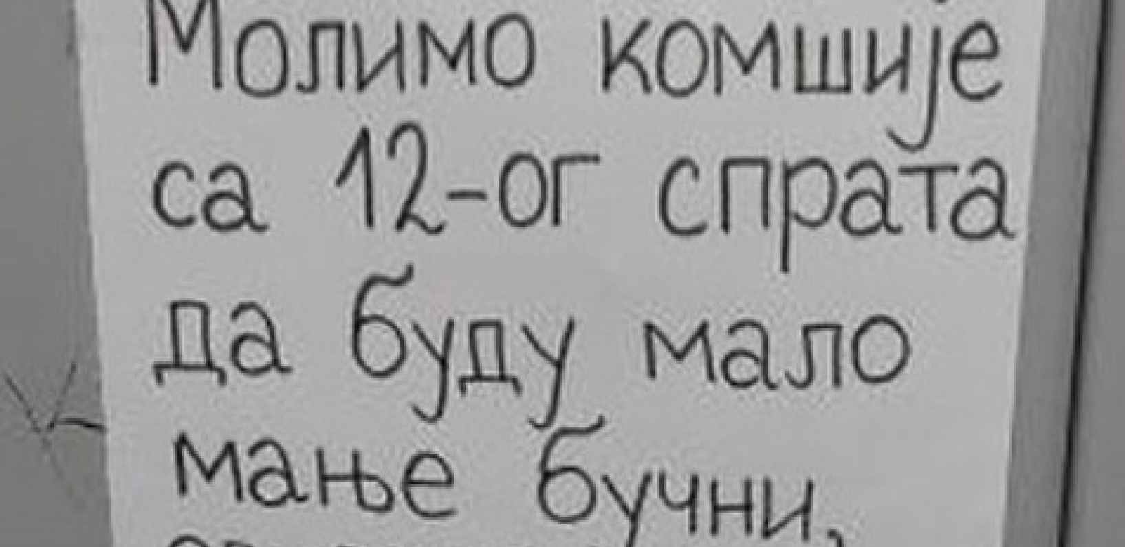 UZAVRELE STRASTI NA 12 SPRATU: Stanari nisu mogli da podnesu buku mladog para, pa su im napisali urnebesnu poruku (FOTO)