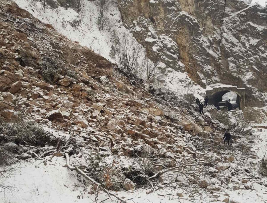 Zbog odrona obustava saobraćaja ka Crnoj Gori preko prelaza Gostun