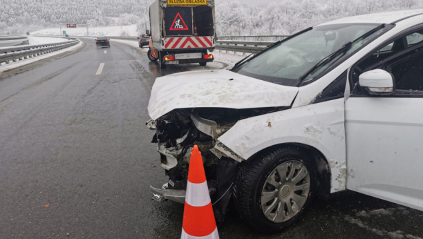 SAOBRAĆAJNA NEZGODA NA MILOŠU VELIKOM Preticao kamion za čišćenje snega i izazvao težak sudar (FOTO)