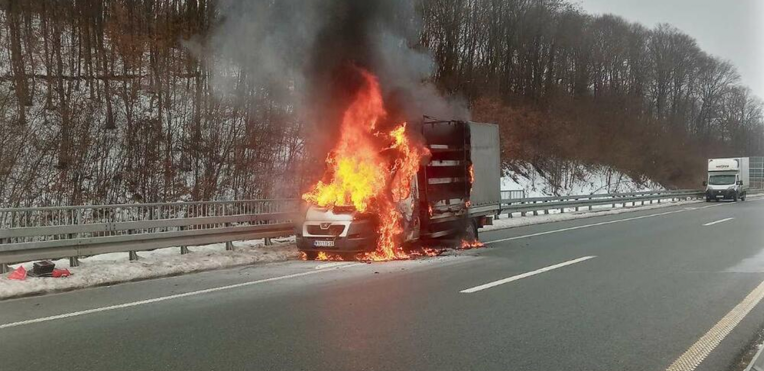 GORI KAMION KOD TAKOVA! Teretnjak se zapalio u pokretu, vatrogasci se bore sa vatrenom stihijom! (FOTO)