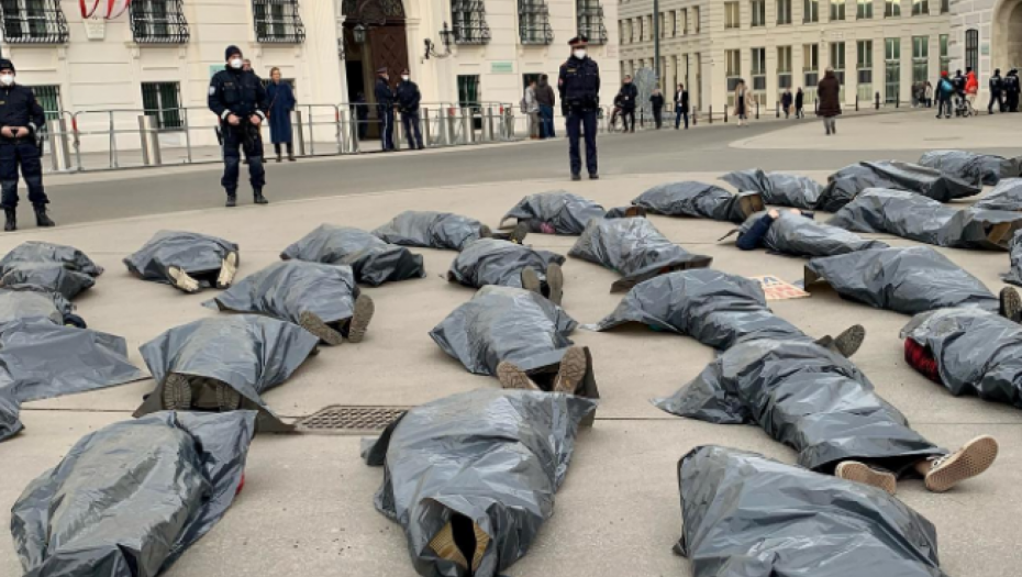 HAOS NA ULICAMA BEČA Demonstranti protestuju u vrećama za leševe! (FOTO)