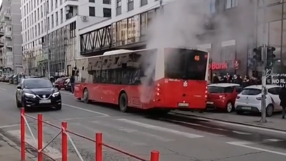 ZASTRAŠUJUĆA SCENA U CENTRU GRADA PODIGLA PANIKU  Građani mislili da se zapalilo vozilo! (VIDEO)