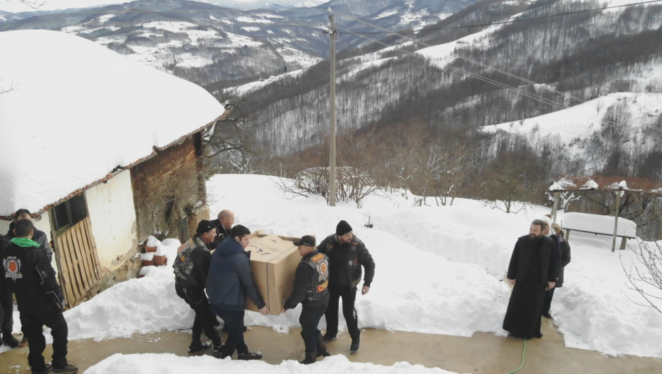 SRPSKI SVEŠTENIK KOJI JE OSNOVAO VIBER GRUPU Dobri Samarićanin Siniša za samo 6 godina učinio NEVEROVATNA dela (FOTO)