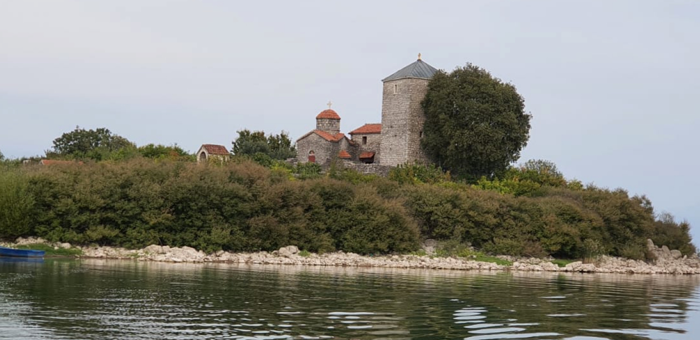 PRAVOSLAVNI VERNICI OBNAVLJAJU MANASTIR NA SKADRSKOM JEZERU Godinama prokišnjava i propada, evo kako možete da pomognete