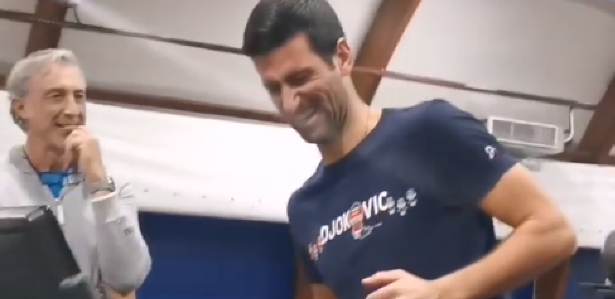 ĐOKOVIĆ NE SKIDA OSMEH SA LICA! Novak se u sjajnom raspoloženju sprema za prvi turnir u sezoni! (VIDEO)