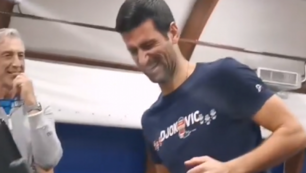 ĐOKOVIĆ NE SKIDA OSMEH SA LICA! Novak se u sjajnom raspoloženju sprema za prvi turnir u sezoni! (VIDEO)