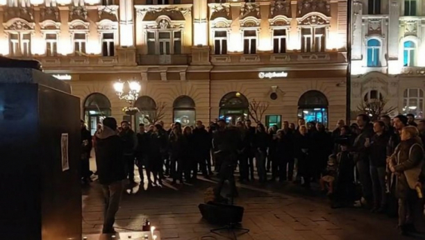 CVEĆE I SVEĆE ZA BLEKIJA Novosađani se oprostili od uličnog svirača, pretučenog na smrt (VIDEO)