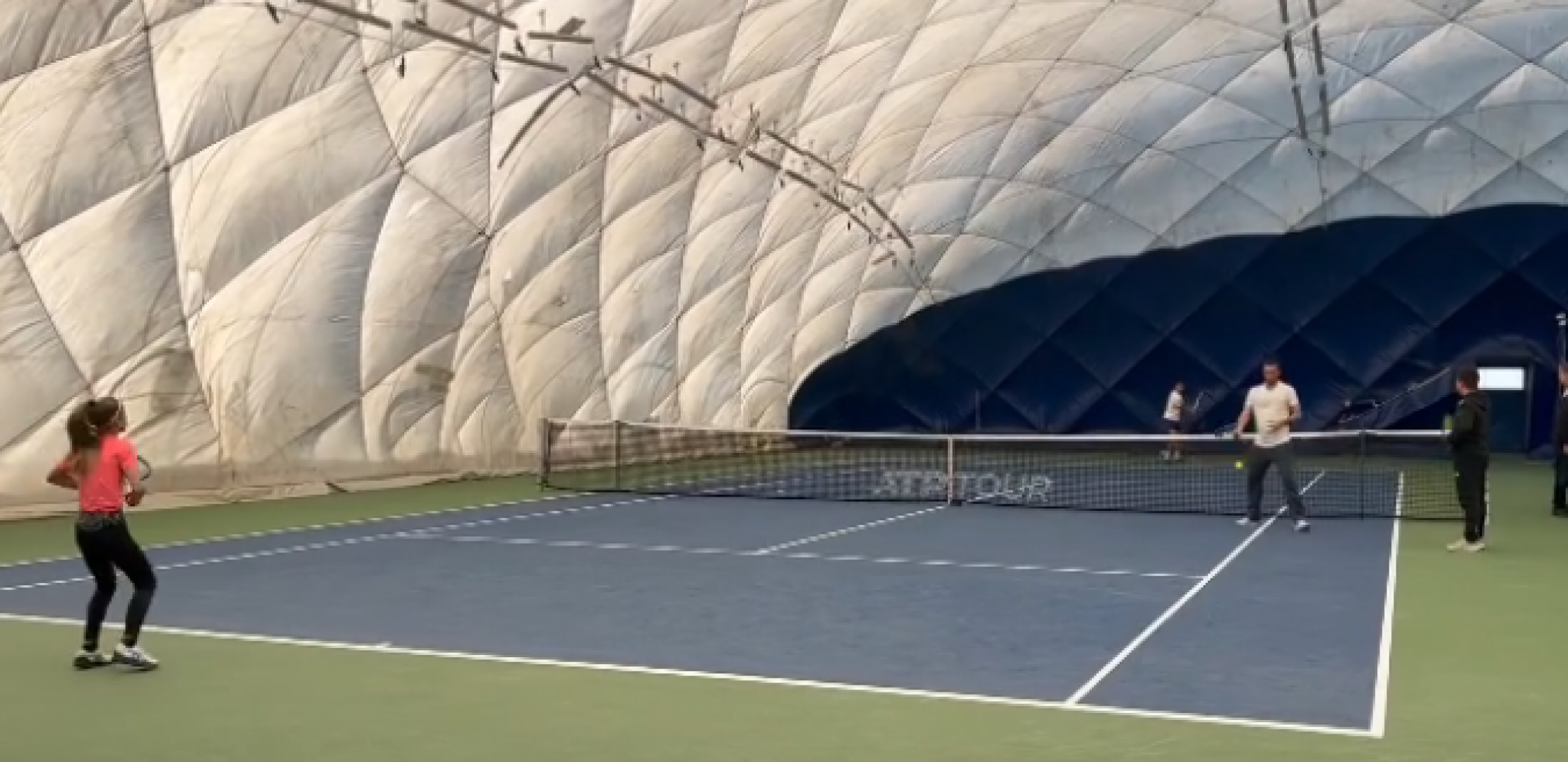 VELIKI NOLE! Đoković našao vreme za malu teniserku, pa joj održao tenisku lekciju života! (VIDEO)