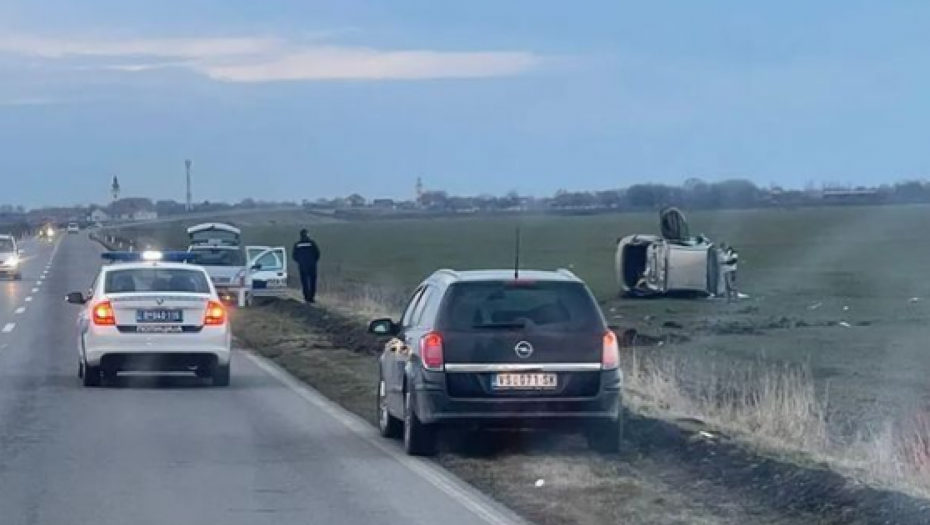 STRAVIČNA NESREĆA KOD VRŠCA Automobil sleteo, policija na licu mesta, Hitna pomoć odvezla povređene