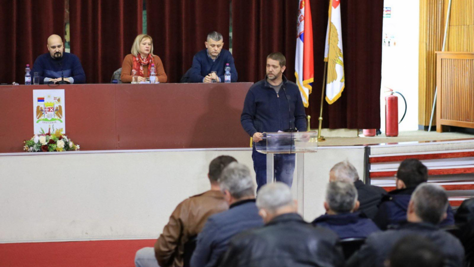 GRADONAČELNIK KRAGUJEVCA SE SASTAO SA PREDSTAVNICIMA MESNIH ZAJEDNICA Sela daju punu podršku svom gradu i državi (FOTO)