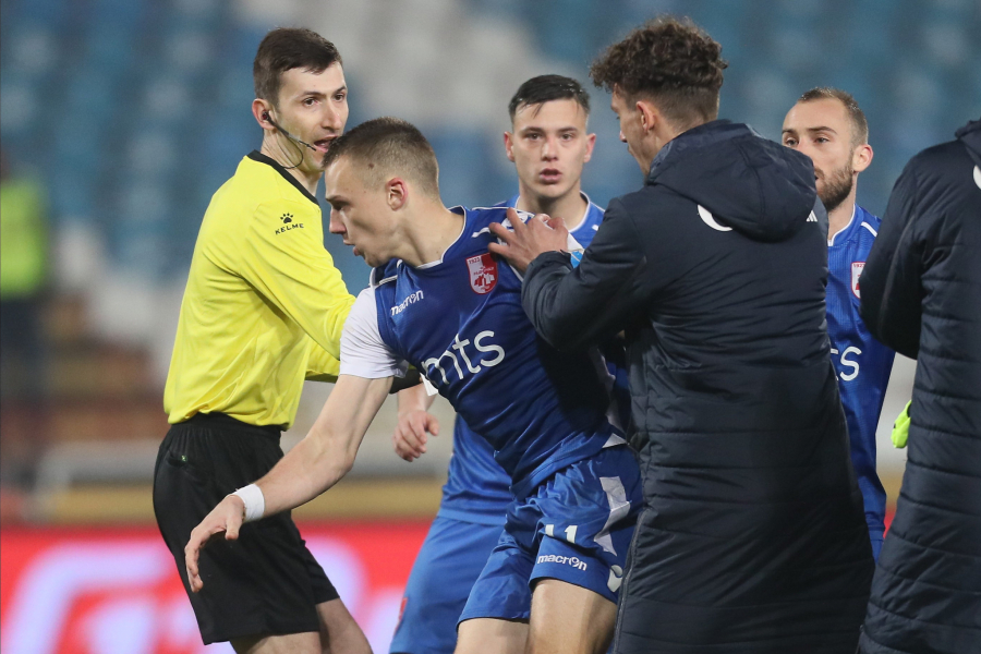 NEREGULARNOSTI U ZAVRŠNICI MEČA ZVEZDE I NIŠLIJA! Laserima ometali igrače, Borjan pre vremena izlazio van gol-linije!