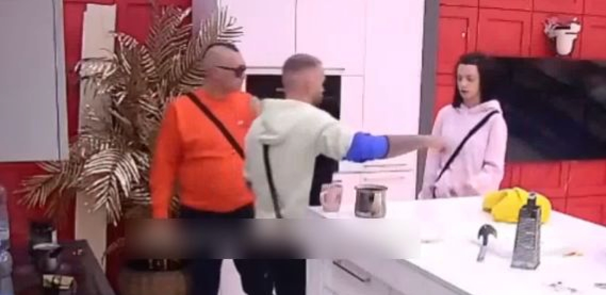 TARA ZAVRŠILA NA UŠIVANJU! Simova nakon što je pokušala da iseče vene momentalno hospitalizovana, isplivao snimak! (VIDEO)