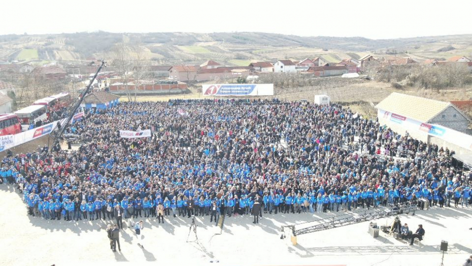 VUČIĆA NESTRPLJIVO OČEKUJU VEĆ SADA Više od 15.000 meštana u Merošini čeka predsednika Srbije na predizbornom mitingu