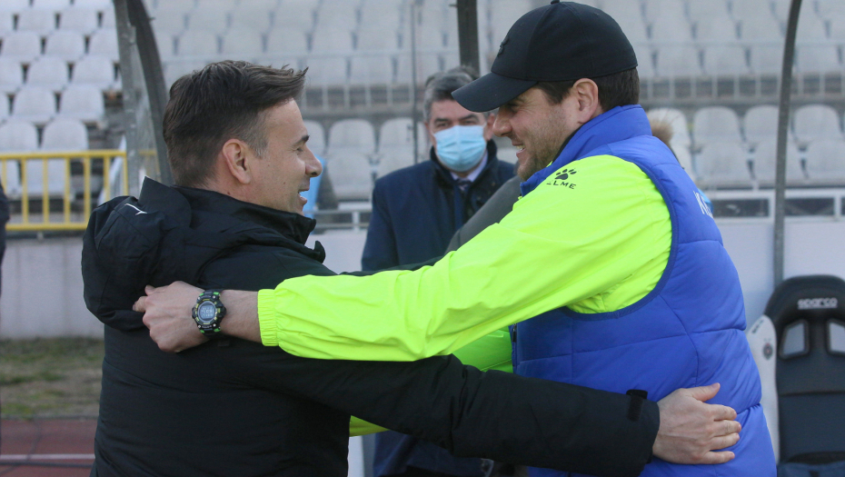 PROVOKACIJA LALATOVIĆA Trener Radničkog je uradio OVO i ceo stadion je počeo da mu zviždi! (VIDEO)