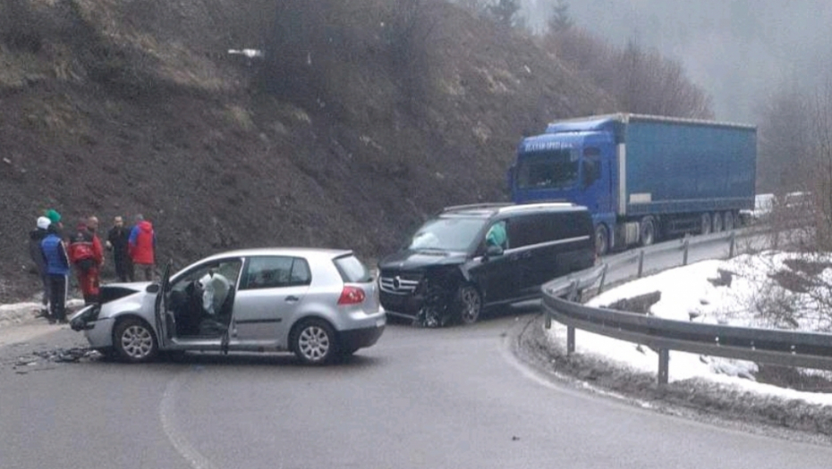 DIREKTAN SUDAR AUTOMOBILA I KOMBIJA KOD NOVE VAROŠI Povređene prevoze u bolnicu, saobraćaj u prekidu (FOTO)