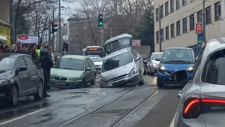 AUTOMOBILI PROPALI KROZ ASFALT NA PALILULI Na licu mesta su ekipe javnih komunalnih preduzeća (FOTO/VIDEO)