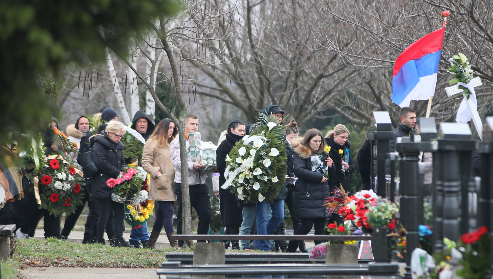 SADA SI MEĐU ANĐELIMA SA BRATOM STEFANOM Mladić kojeg su navijači izboli na Petlovom brdu sahranjen na groblju Orlovača