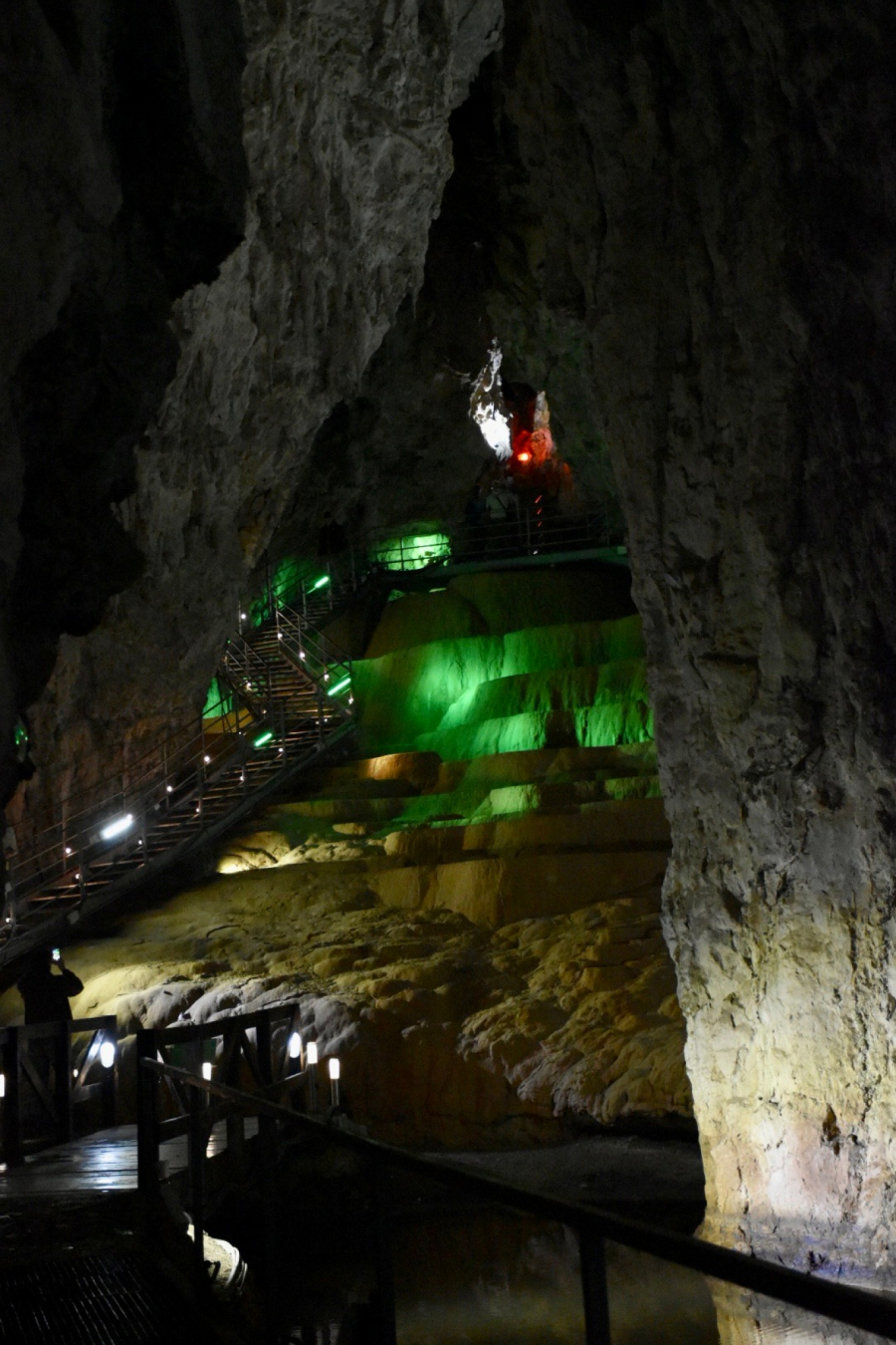 VELIČANSTVEN PRIZOR NA ZLATIBORU Stopića pećina ostavlja turiste bez daha  (FOTO)