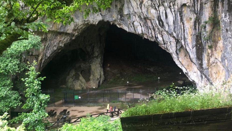 VELIČANSTVEN PRIZOR NA ZLATIBORU Stopića pećina ostavlja turiste bez daha  (FOTO)