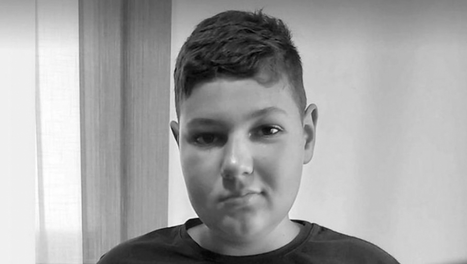 DAMJAN PAVLOVIĆ (12) IZGUBIO BITKU SA OPAKIM TUMOROM Pao sa bicikla i požalio se da mu trne telo