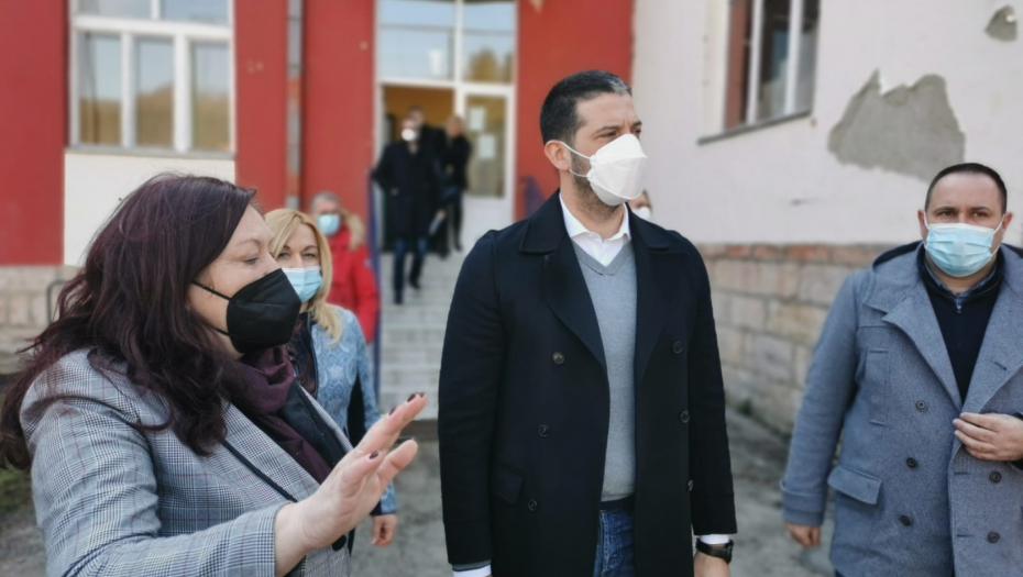 ŠTO VEĆI BROJ DECE UKLJUČITI U SISTEM SPORTA! Vanja Udovičić uručio opremu školi u Guči!