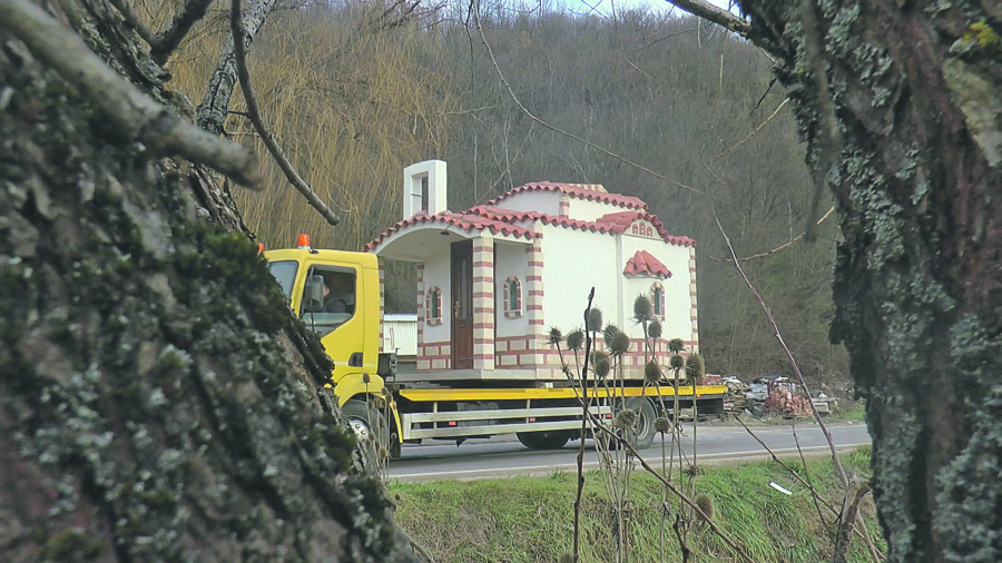 VREDNE RUKE PORODICE MANČIĆ DOBILE BLAGOSLOV OD PATRIJARHA IRINEJA Mobilna crkva stiže na kućnu adresu