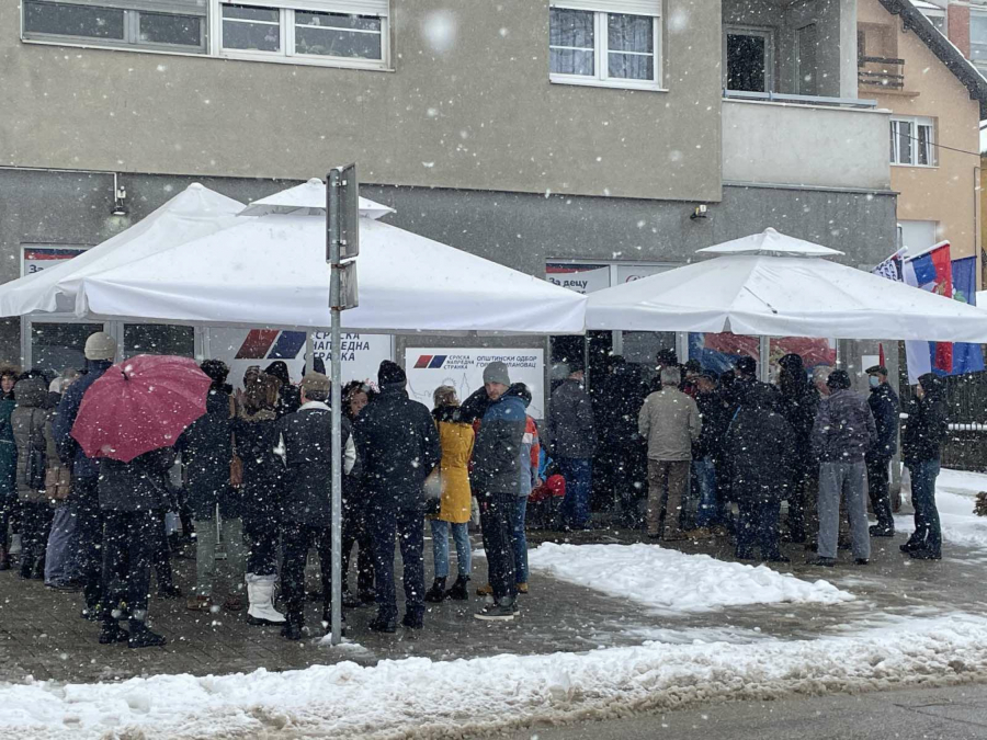 CELA SRBIJA SE PODIGLA Građani u svim mestima masovno daju potpise za predsedničku kandidaturu Aleksandra Vučića (FOTO)