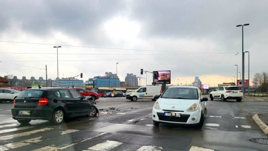 NEZGODA NA NOVOM BEOGRADU Smrskano vozilo u Jurija Gagrina! (FOTO)