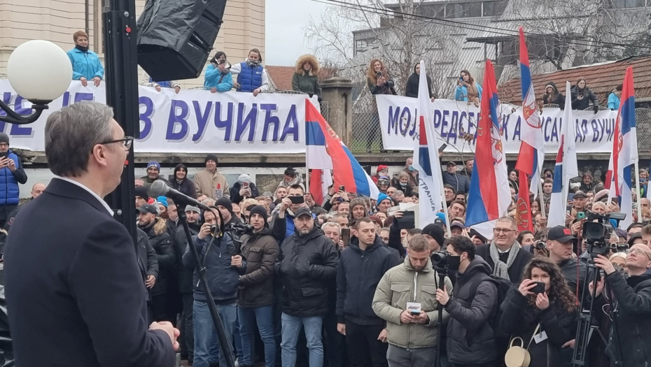 VUČIĆ POSETIO LEBANE Kolone ljudi na ulicama, pesma, zastave i trubači (FOTO/VIDEO)