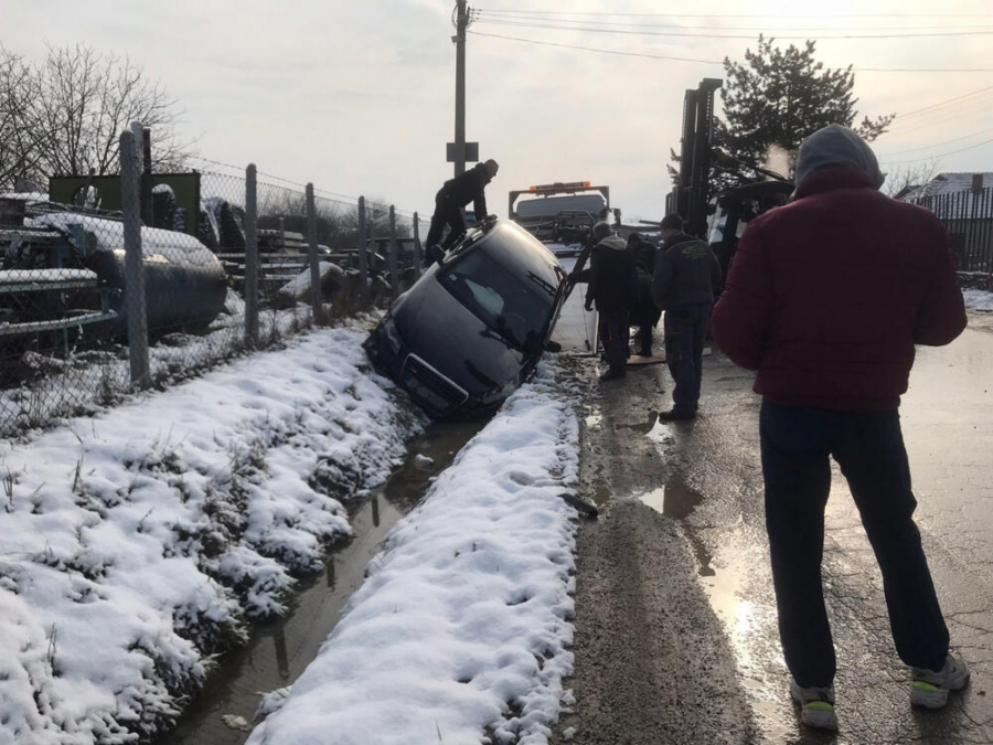 DIREKTAN SUDAR KOD ČAČKA Jedno vozilo završilo u kanalu, drugo potpuno smrskano (FOTO)