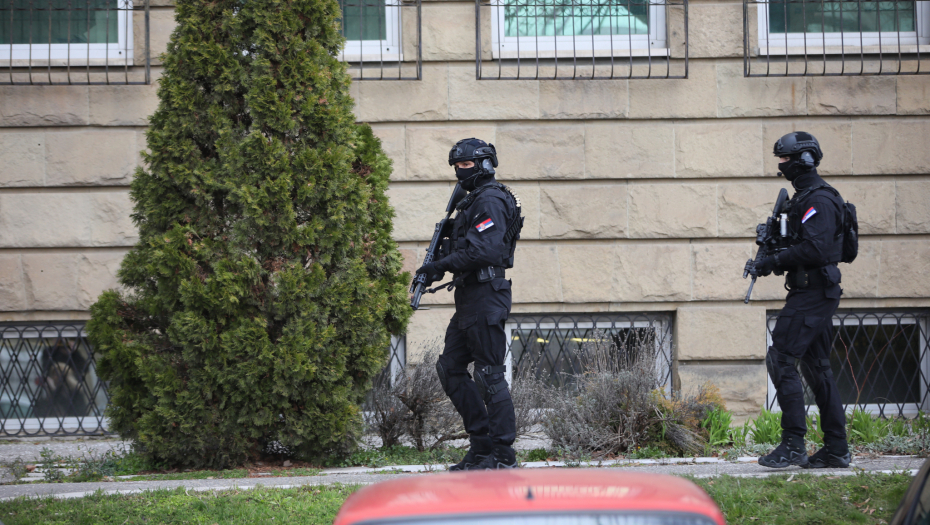 ZA DLAKU IZBEGNUTO KRVOPROLIĆE U SPECIJALNOM SUDU U BEOGRADU Muškarac zašiljenom četkicom pokušao da ubije zatvorenika