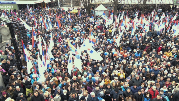 "GRADIMO PUTEVE KOJIMA ĆE DOĆI NOVE INVESTICIJE, A VAŠE NEKRETNINE VREDEĆE MNOGO VIŠE" Više od 5.000 ljudi po hladnom vremenu dočekalo Vučića u Rumi (FOTO)