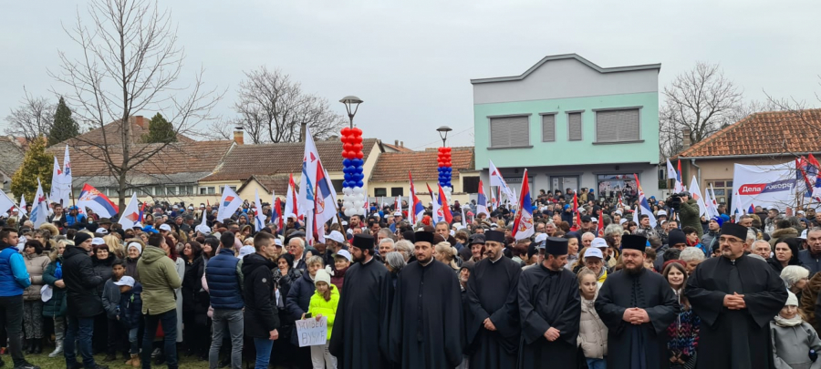 VUČIĆ POSETIO PEĆINCE Okupilo se 3.000 građana da dočeka i pozdravi predsednika Srbije (FOTO/VIDEO)